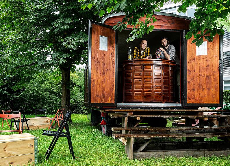 Die wandelbare Bar im Garten der Industrie 45 in Zug