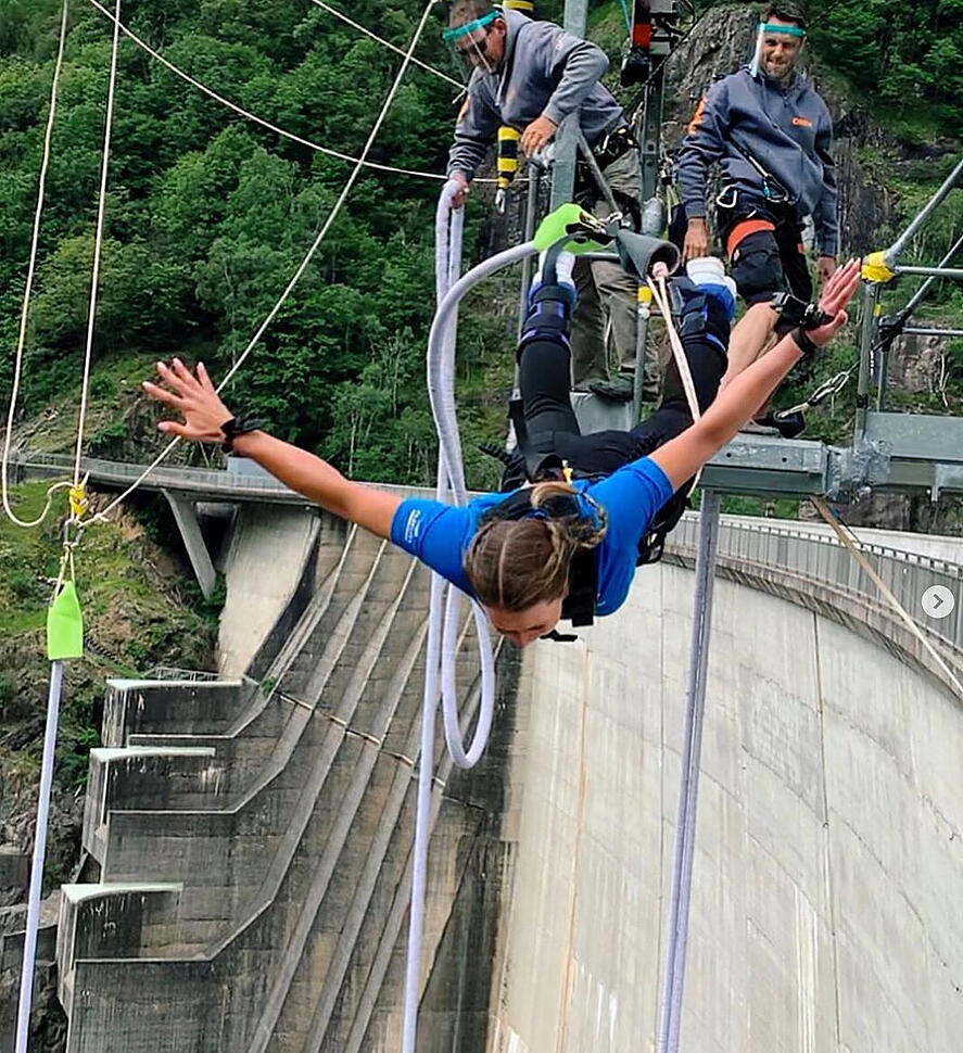 Corinne Suter macht auf James Bond | Schwyz BdU | Bote der Urschweiz