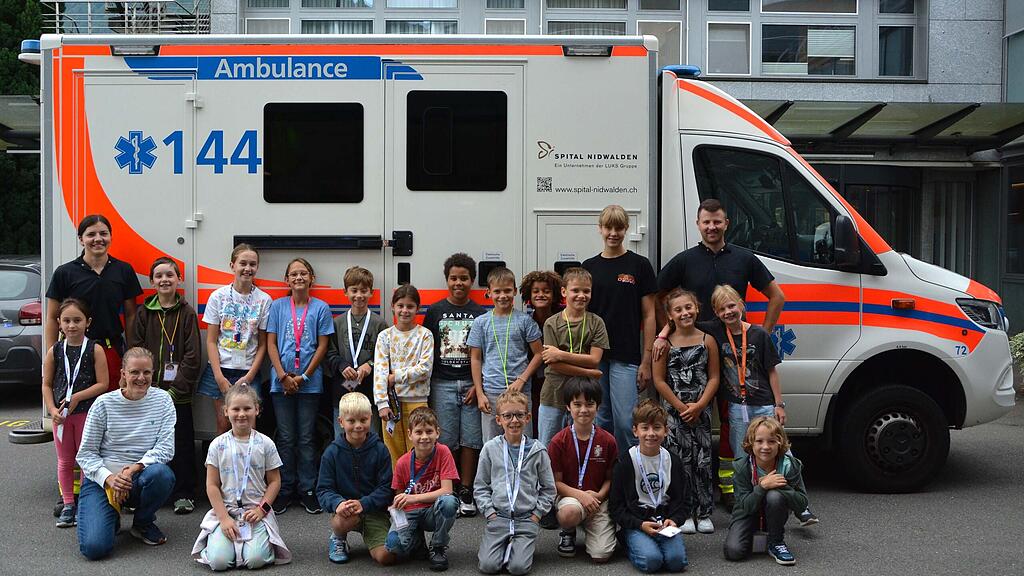 Nadia Rohrer Rund 20 Kinder durften mit Nadia Rohrer (hinten links) und Samuel ...