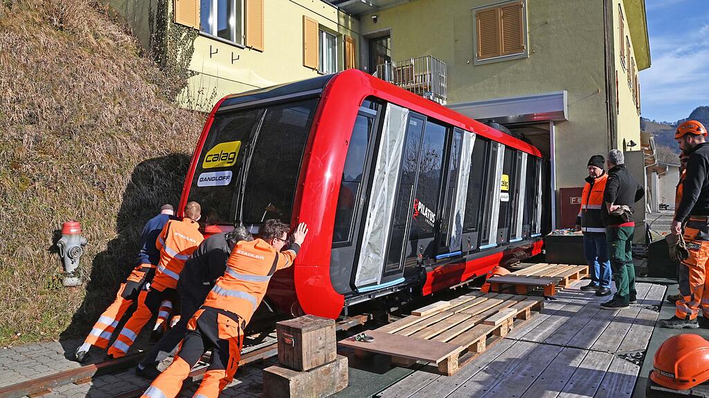 Der angelieferte neue Triebwagen wird auf einem provisorischen Gleis