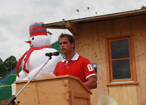 Renzo philosophiert vor der Skisprungschanze