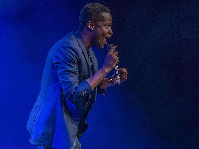 Charles Nguela spricht über seine Mutter