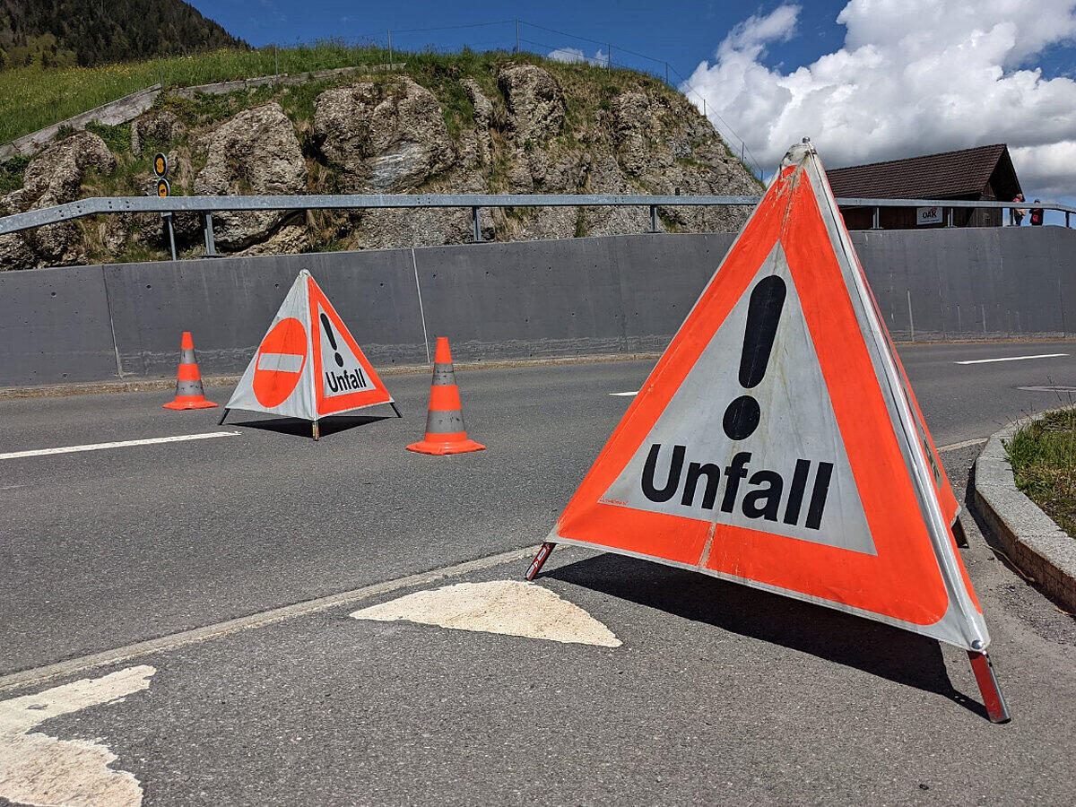Verkeilter Lastwagen Blockierte Strasse Schwyz Bdu Bote Der Urschweiz