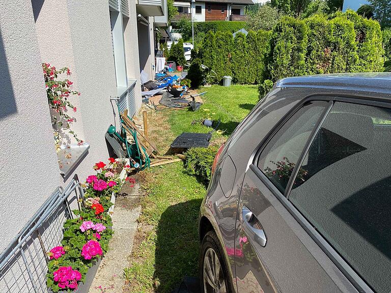 Autolenkerin F hrt Durch Hecken Und Durch Drei G rten autolenkerin-f-hrt-durch-hecken-und-durch-drei-g-rten