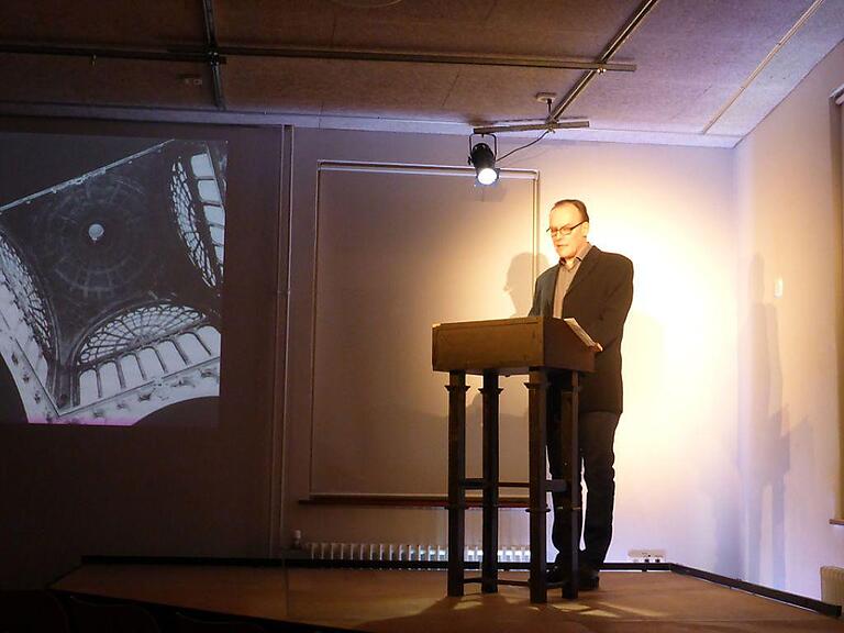 Sogar Theater liest Sebalds "Austerlitz"