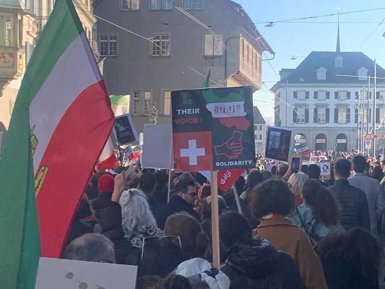 tausende-protestieren-in-z-rich-gegen-die-gewalt-des-iranischen-regimes