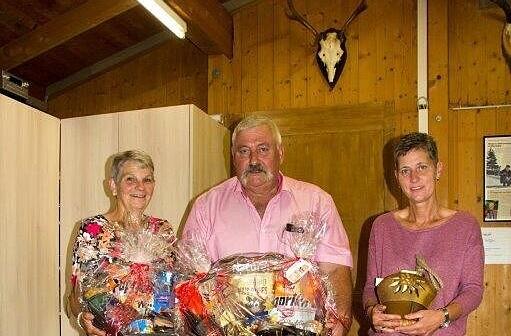 Beni Steiner holt den Wanderpreis an der Riedter Jassmeisterschaft