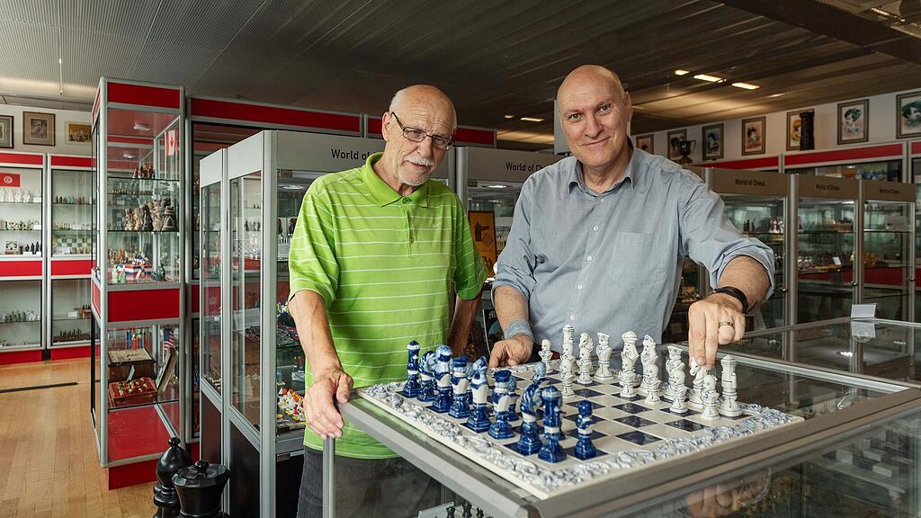 Werner Rupp (links) und Roland Rupp im neu eröffneten Schachmuseum in ...
