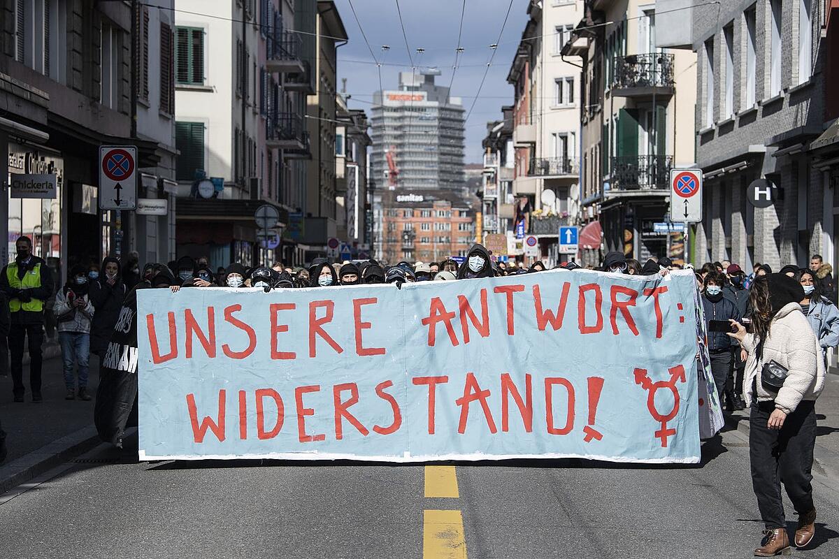 rund 150 feministische aktivistinnen demonstrieren in zurich schweiz bote der urschweiz