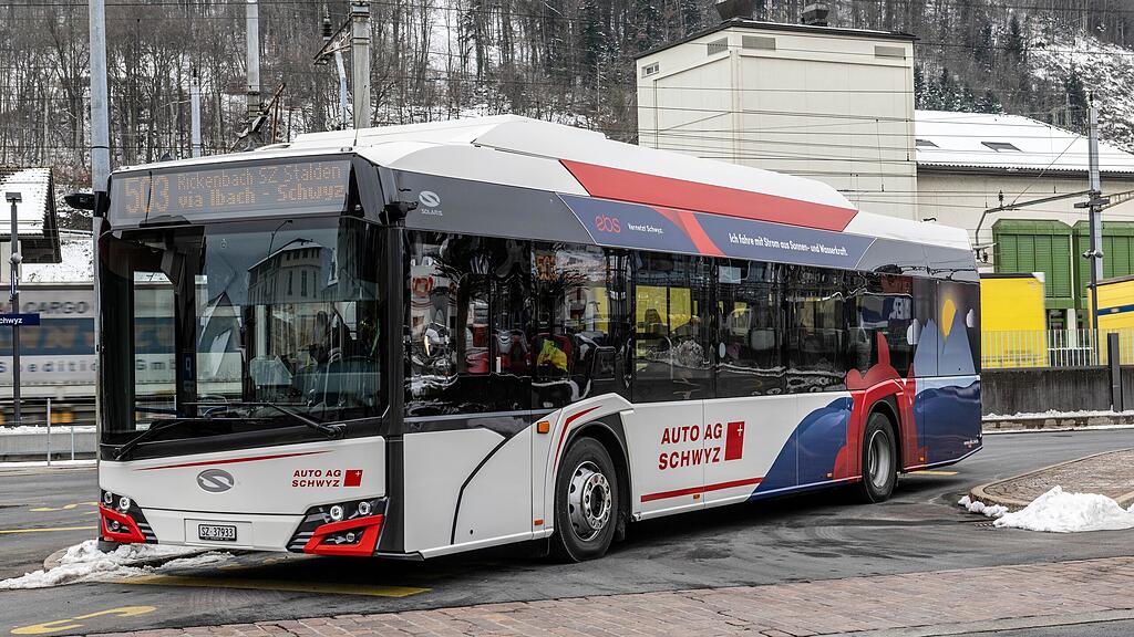 Einer der beiden Auto-AG-Schwyz-Elektrobusse im Bahnhof Seewen-Schwyz.