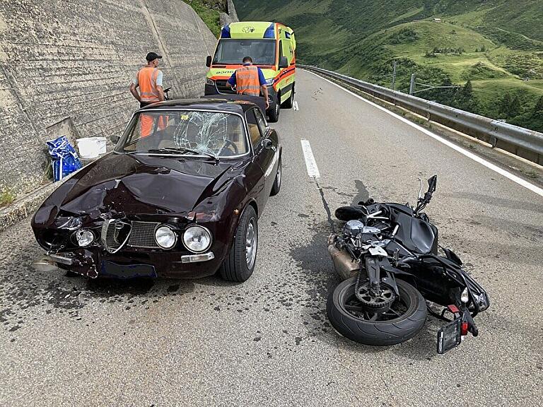 Töfffahrer und Mitfahrerin bei Frontalkollision erheblich verletzt