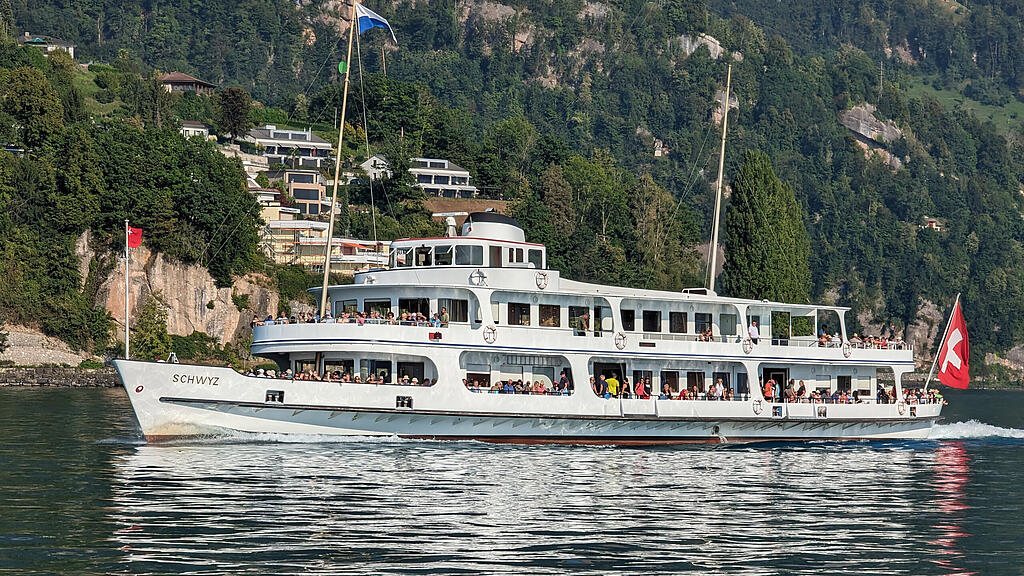 das-motorschiff-schwyz-unterwegs-auf-dem-vierwaldst-ttersee