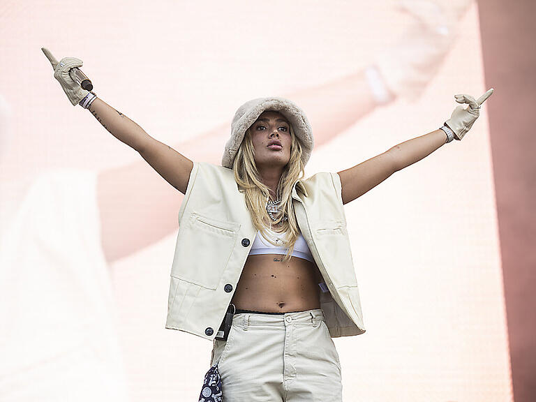 Loredana turtelt mit BVBStar