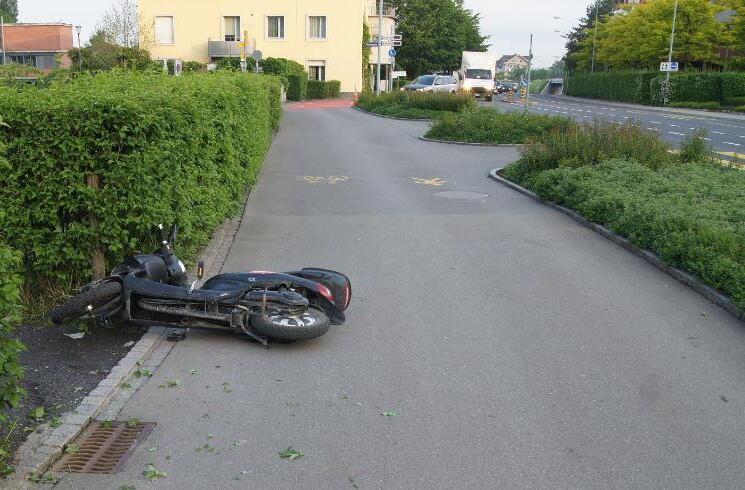 Betrunkener Töfffahrer liegt verletzt in Gebüsch