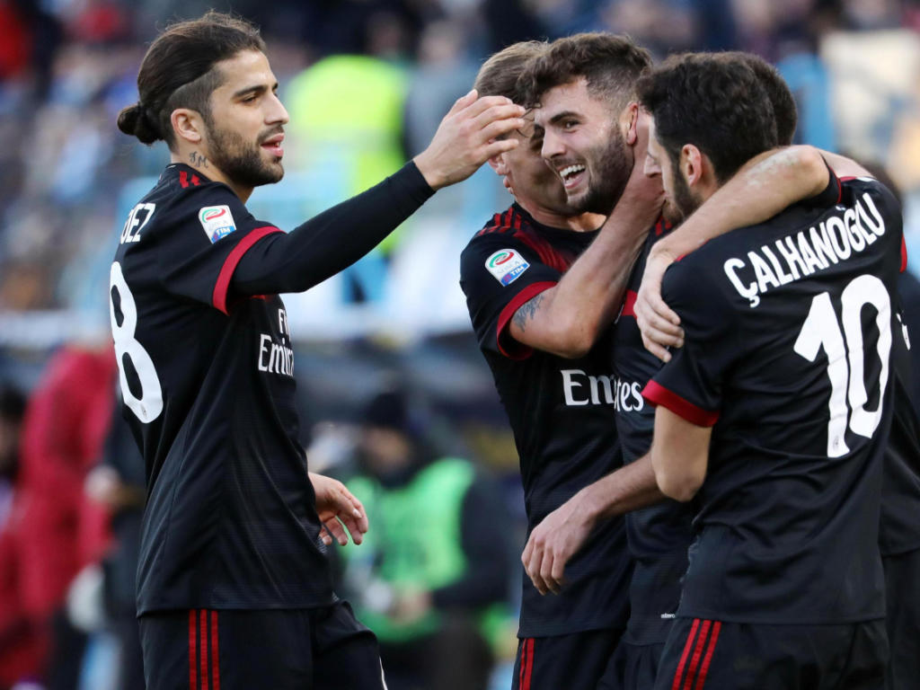 Milan Kommt In Fahrt Napoli Bleibt Leader Fussball International Bote Der Urschweiz