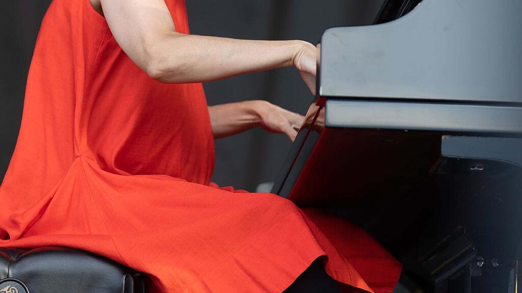 Die japanische Jazzpianistin Hiromi Uehara, 43, in Action. Hier im